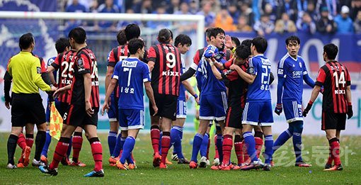 27일 수원 월드컵경기장에서 열린 ‘2017 KEB 하나은행 FA CUP’ 수원 삼성과 FC 서울의 결승 1차전 경기에서 수원 이종성과 서울 데얀의 몸싸움에 양팀 선수들이 험악한 분위기를 연출하고 있다. 수원 | 김민성 기자 marineboy@donga.com