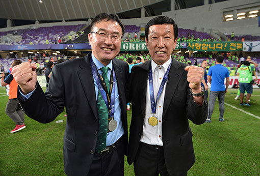 전북현대는 모기업 현대자동차의 전폭적 지원과 효율적 경영을 통해 K리그를 넘어 아시아 최고 클럽이 됐다. 27일(한국시간) 아랍에미리트(UAE) 하자 빈 자예드 스타디움에서 끝난 알 아인과의 2016 아시아축구연맹(AFC) 챔피언스리그 결승 2차전 원정경기 직후 전북 이철근 단장(왼쪽)과 최강희 감독이 환하게 웃으며 우승을 자축하고 있다. 사진제공 | 전북현대