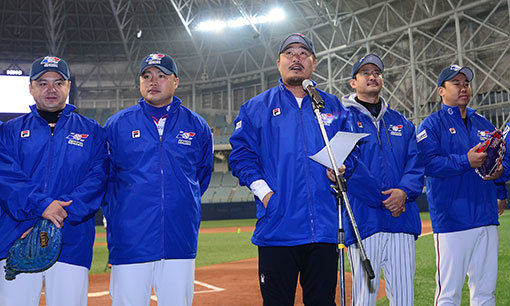 1일 서울 고척스카이돔에서 프로야구 현역 선수와 유소년 학생들이 함께하는 야구 클리닉 '빛을 나누는 날'이 개최됐다. 이호준 한국프로야구선수협회 회장이 개회사를 하고 있다. 고척 | 김진환 기자 kwangshin00@donga.com