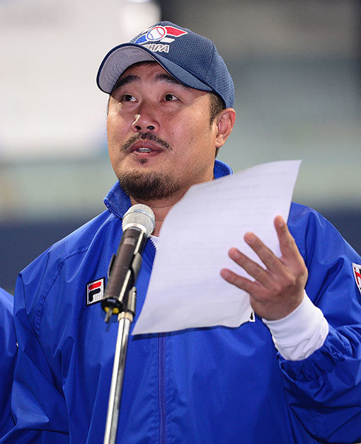 1일 서울 고척스카이돔에서 프로야구 현역 선수와 유소년 학생들이 함께하는 야구 클리닉 '빛을 나누는 날'이 개최됐다. 이호준 한국프로야구선수협회 회장이 개회사를 하고 있다. 고척 | 김진환 기자 kwangshin00@donga.com