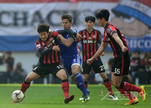 3일 서울월드컵경기장에서 ‘2017 KEB 하나은행 FA CUP’ FC서울과 수원삼성의 결승 2차전 경기가 열렸다. 전반 FC서울 고요한과 수원삼성 조나탄이 치열한 볼 경합을 벌이고 있다.
상암 | 김진환 기자 kwangshin00@donga.com