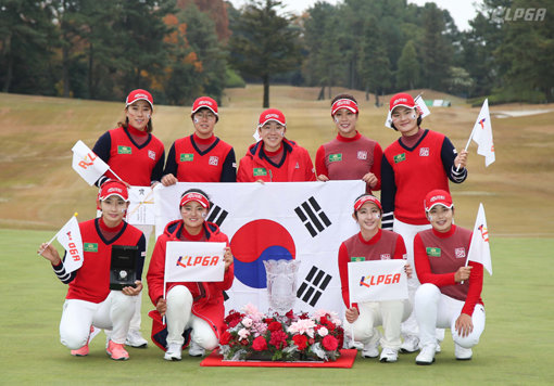 한국여자프로골프(KLPGA)팀이 4일 일본 나고야 미요시 골프장에서 열린 4개 투어대항전 결승에서 일본여자프로골프(JLPGA)팀을 완파하며 처음 정상에 올랐다. KLPGA는 결승전 싱글매치플레이 8경기에서 7승1무로 완승을 따냈다. 김해림 조정민 신지애 이승현 정희원 장수연 배선우 고진영 김민선(뒷줄 왼쪽부터 시계방향) 등 KLPGA 선수들이 우승을 확정한 후 태극기와 KLPGA 깃발을 들고 기념 촬영을 하고있다. 사진제공 ｜ KLPGA