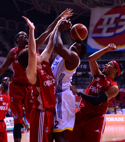 4일 고양실내체육관에서 열린 ‘2016~2017 KCC 프로농구‘ 고양오리온과 서울삼성 경기에서 삼성 크레익이 오리온 밀착수비에 막혀 공을 놓치고 있다. 고양|김종원기자 won@donga.com