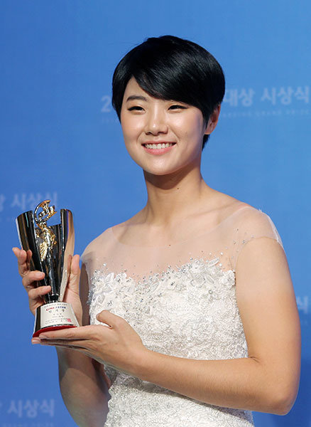 프로골퍼 박성현이 6일 오후 4시 서울 송파구 잠실 롯데호텔 크리스탈볼룸에서 열린 ‘2016 KLGA 시상식’에 참석해 5관왕을 차지한 후 기념촬영을 하고 있다. 사진제공｜스포츠코리아