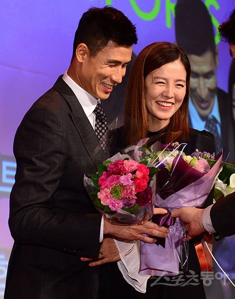 광주FC 정조국(왼쪽)이 6일 광화문 포시즌스호텔서울에서 열린 ‘2016동아스포츠대상’에서 프로축구 올해의 선수를 수상한 뒤 연기자인 아내 김성은(오른쪽)과 함께 활짝 웃고 있다. 정조국뿐만 아니라 남자프로농구 시상자 문태종(오리온), 남자프로골프 수상자 최진호(현대제철)도 가족과 함께 시상식장을 찾아 눈길을 사로잡았다. 김민성 기자 marinboy@donga.com