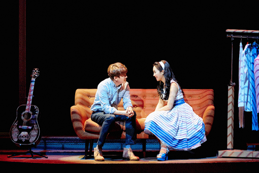 뮤지컬 ‘오! 캐롤’에서 게이브와 로이스 역을 맡은 허규(왼쪽), 이유리는 조연임에도 주연 못지않은 ‘커플 케미’를 보여줬다. ‘국민악녀’ 이유리의 달달한 변신도 눈길을 끈다. 사진제공|쇼미디어그룹