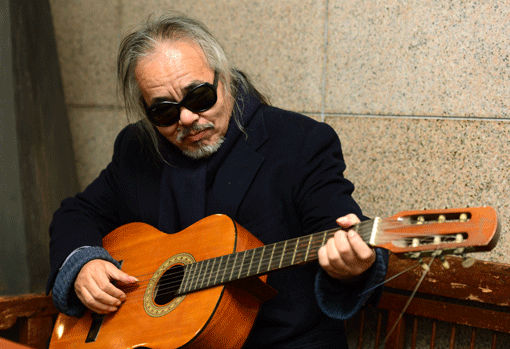 ‘전·인·권’ 이름 석자만으로 더 이상 부연이 필요 없다. 허스키한 목소리에서 배어나오는 느릿한 어투와 창법은 그만의 ‘장르’가 됐다. 요즘 과거 히트곡을 통해 대중에게 잔잔한 위로를 안겨주고 있다. 김민성 기자 marinboy@donga.com