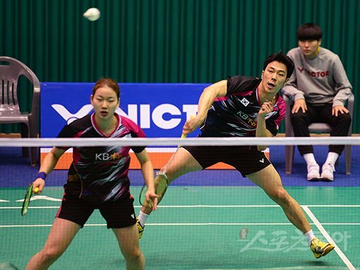배드민턴대표팀의 세대교체가 한창이다. 혼합복식의 새 기대주 김대은(오른쪽)-고아라조가 8일 제주빅터코리아마스터즈에서 경기를 펼치고 있다. 서귀포 | 김진환 기자 kwangshin00@donga.com