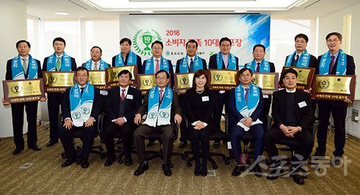 9일 서울 광화문 동아일보사옥에서 ‘2016 소비자 만족 10대 골프장’에 선정된 솔모로 컨트리클럽(왼쪽위), 백제 컨트리클럽, 티클라우드 컨트리클럽, 메이플비치 골프앤리조트, 사우스스프링스 컨트리클럽, 라데나 골프클럽, 신라 컨트리클럽, 파인리즈 골프클럽, 파클밸리 골프클럽, 안성베네스트 골프클럽, XGOLF 조성준 대표(왼쪽아래), 소비자패널 조해영, 동아일보 황호택 논설주간, 소비자패널 백금화, 스포츠동아 송영언 대표, 소배자패널 이정규가 기념촬영을 하고 있다. 김민성 기자 marineboy@donga.com