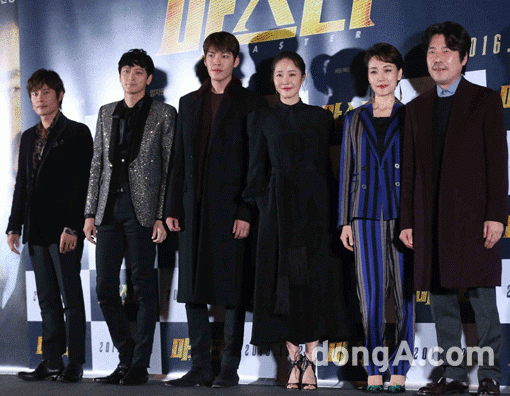 배우 이병헌, 강동원, 김우빈, 엄지원, 오달수, 진경(왼쪽부터)이 12일 서울 성동구 왕십리 CGV에서 열린 영화 ‘마스터’ 시사회에서 취재진의 질문을 받고 있다. 제작 단계부터 기대를 모았던 만큼 흥행 여부에도 관심이 쏠린다. 동아닷컴 국경원 기자 onecut@donga.com