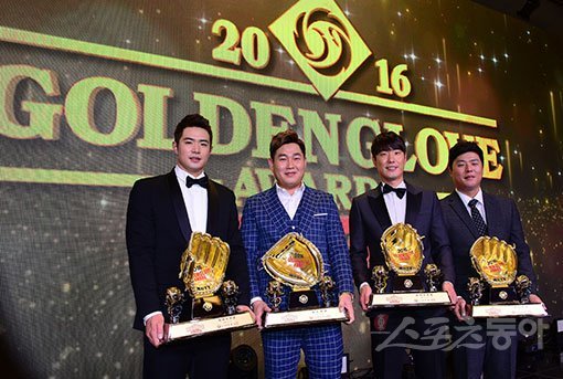 13일 서울 양재동 TheK호텔에서 ‘2016 골든글러브 시상식’이 열렸다. 골든글러브를 수상한 두산 선수들이 기념촬영을 하고 있다. 왼쪽부터 외야수 부문 김재환, 포수 부문 양의지, 유격수 부문 김재호, 투수 부문 니퍼트(대리수상). 양재 | 김진환 기자 kwangshin00@donga.com