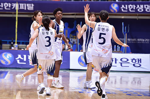 신한은행 선수들은 최근 경기 도중 수시로 하이파이브를 나누며 팀 분위기를 끌어올리려 애쓰고 있다. 그 덕에 팀 분위기는 크게 향상됐고, 최하위에서도 벗어났다. 사진제공 ｜ WKBL