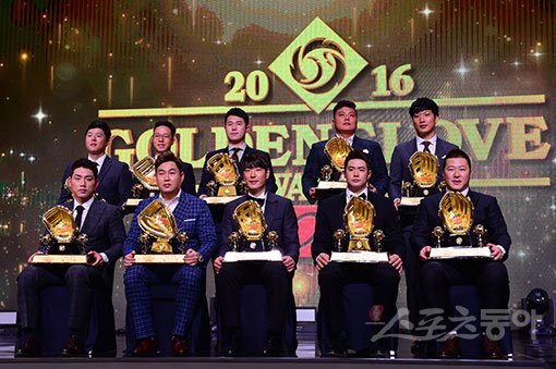 13일 서울 양재동 TheK호텔에서 ‘2016 골든글러브 시상식’이 열렸다. 골든글러브를 수상한 선수들이 기념촬영을 하고 있다. 왼쪽 위부터 투수 부문 두산 니퍼트(대리수상), 1루수 부문 NC 테임즈(대리수상), 3루수 부문 SK 최정, 지명타자 부문 한화 김태균, 외야수 부문 KIA 김주찬, 최형우, 두산 김재환, 유격수 부문 두산 김재호, 포수 부문 두산 양의지, 2루수 부문 넥센 서건창. 양재 | 김진환 기자 kwangshin00@donga.com
