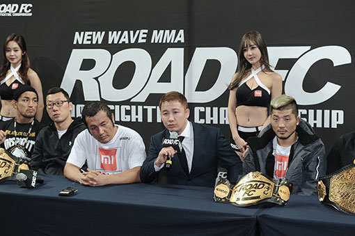 XIAOMI ROAD FC 035 경기 뒤 벌어진 공식 기자회견에서 정문홍 ROAD FC 대표(사진 오른쪽에서 두 번째)가 취재진들의 질문에 대답하고 있다. 사진 오른쪽부터 라이트급 챔피언 권아솔, 정문홍 대표, 월터급 스페셜매치에 출전하는 탤런트 김보성. 사진제공 l ROAD FC