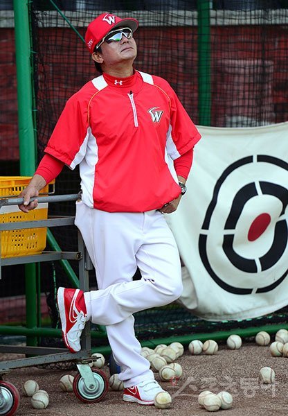 ‘유이 아빠’로 더 유명한 SK 김성갑 수석코치는 현역 시절 누구보다 강한 승부욕으로 11년간 견실하게 선수 생활을 했다. 은퇴 후에도 지도자로 롱런하고 있는 성공한 야구인이다. 스포츠동아DB