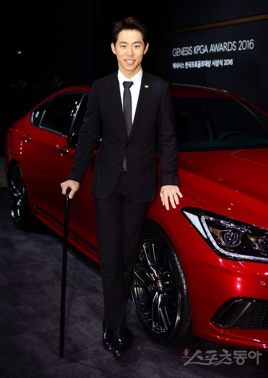 15일 서울 남산 하얏트호텔에서 ‘제너시스 한국프로골프대상(KPGA) 시상식 2016’이 열렸다. KPGA 대상과 상금왕에 오른 최진호 프로가 카메라를 향해 포즈를 취하고 있다. 김민성 기자 marineboy@donga.com