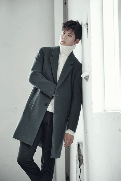 LF TNGT 모델 박보검이 일명 ‘박보검 코트’로 불리는 ‘오버핏 코트’를 입고 포즈를 취하고 있다. 사진제공｜LF