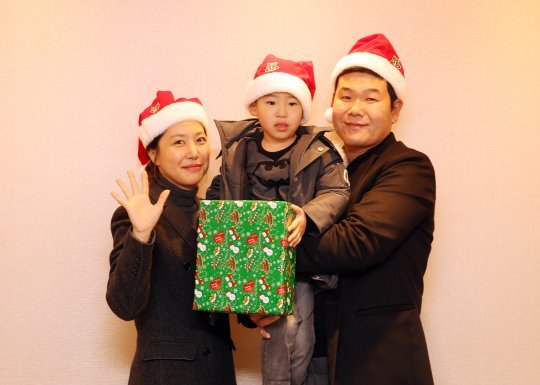 남자 프로골퍼 주흥철이 따뜻한 선행을 실천했다. 14일 서울아산병원을 찾아 소아 환우들의 치료비에 써달라며 2000만원의 성금을 전달했다. 선천성 심장병을 안고 태어나 세 차례 수술 후 건강을 되찾은 아들 송현(가운데) 군을 안고 있는 주흥철(오른쪽)과 아내. 사진제공 | KPGA