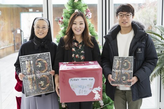 (왼쪽부터) 꿈나무마을 합주부를 담당하고 있는 김실비아 수녀, 비올리스트 김남중, 가톨릭대학교 김대건 학생. 사진제공|김재은 사진작가