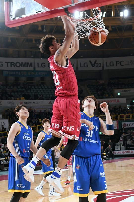 LG 센터 박인태(21·200㎝). 사진제공 | KBL