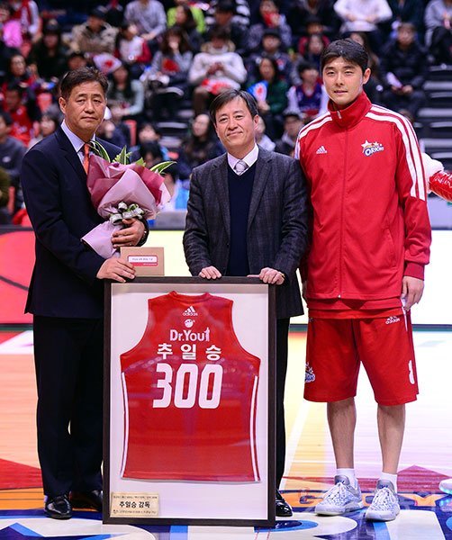 오리온 추일승 감독(왼쪽)이 25일 모비스와의 홈경기 하프타임에 열린 개인통산 300승 달성 기념행사 도중 팬들의 축하를 받고 있다. 가운데는 오리온 박성규 단장, 오른쪽은 주장 김도수. 고양 ｜ 김종원 기자 won@donga.com