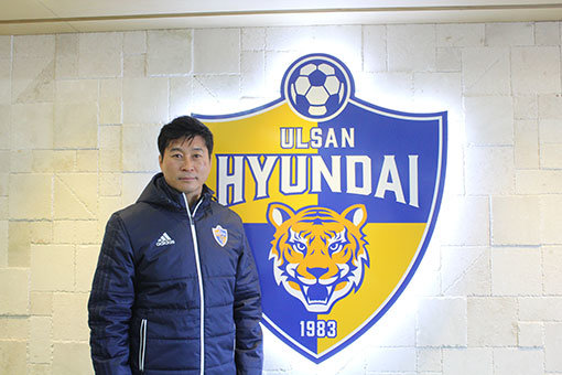 올 시즌을 마치고 울산현대 지휘봉을 잡은 김도훈 감독은 고교시절 울산에서 유학생활을 하는 등 이 지역과 특별한 인연을 갖고 있다. 그는 “‘팬들에게 감동을 주는 축구’를 통해 울산이 명문 구단의 위상을 반드시 되찾을 수 있도록 돕고 싶다”고 강조했다. 사진제공 ｜ 울산현대