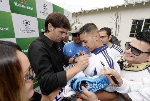 사인해주고 있는 페르난도 모리엔테스. ⓒGettyimages이매진스