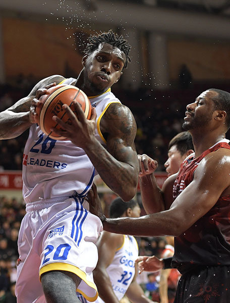 삼성 외국인 센터 리카르도 라틀리프(왼쪽)가 새해 첫날부터 한국으로 귀화하고 싶다는 의사를 밝혀 관심을 사고 있다. 사진제공｜KBL