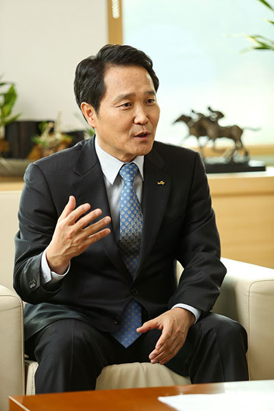 한국마사회의 제35대 수장에 오른 이양호 회장이 국민과 함께 하는 말산업 육성, 미래 신성장 동력 확보, 마사회의 이미지 혁신 등의 3대 정책목표를 2017년 신년사를 통해 밝혔다. 사진제공 l 한국마사회