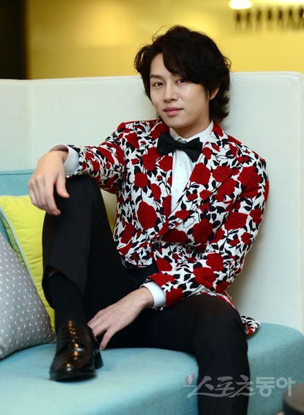 김희철이 되뇌는 “늘 전성기”라는 말. 밑도 끝도 없는 자신감이 아니다. “남들과 비교하면 한없이 작아지기” 때문에 스스로에게 ‘자신감 잃지 말자’고 거는 주문이다. 김종원 기자 won@donga.com