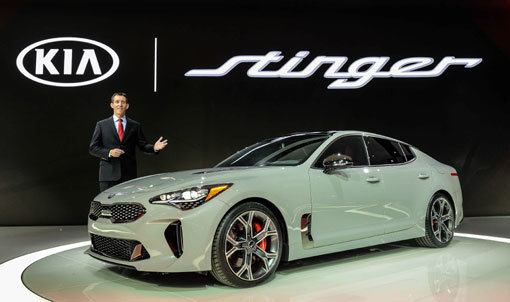 8일(현지시간) 미국 러셀 인더스트리얼 센터에서 열린 ‘2017 디트로이트 모터쇼’ 사전 미디어 행사에서 스팅어와 함께 포즈를 취하고 있는 마이클 스프라그 기아차 미국판매법인 부사장. 사진제공|기아자동차