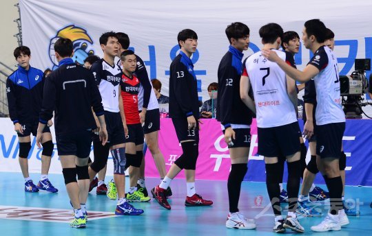 11일 서울 장충체육관에서 열린 ‘2016-2017 NH농협 V리그 남자부’ 우리카드와 현대캐피탈의 경기에서 우리카드가 현대캐피탈에 세트 스코어 3-0 완승을 거뒀다. 경기 후 현대캐피탈 선수들이 굳은 표정으로 코트를 빠져나가고 있다. 장충 | 김진환 기자 kwangshin00@donga.com