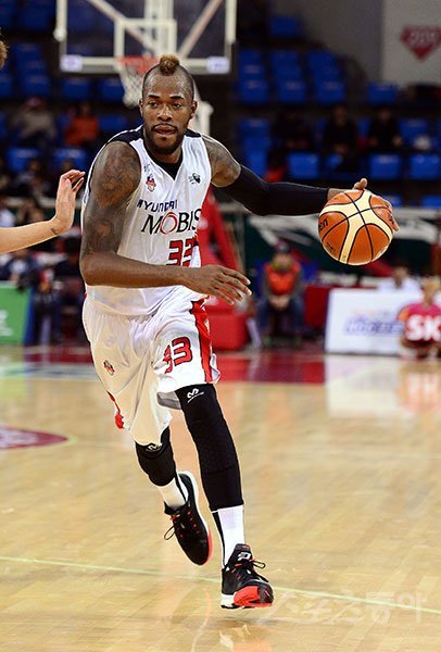 KBL 재정위원회는 10일 지난달 KGC 입단을 거부한 마커스 블레이클리를 올 시즌 교체 및 대체 가능한 외국인선수 명단에서 제외하기로 결정했다. 그러나 이는 선수 개인의 자율권을 침해하고 있어 논란을 낳고 있다. 스포츠동아DB