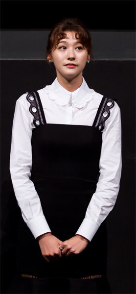 유인영은 블랙을 기본으로 한 다양한 패션연출로 러블리한 매력을 뽐내고 있다. 스포츠동아DB·올댓시네마 제공