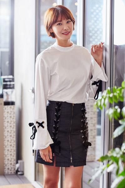 유인영은 블랙을 기본으로 한 다양한 패션연출로 러블리한 매력을 뽐내고 있다. 스포츠동아DB·올댓시네마 제공