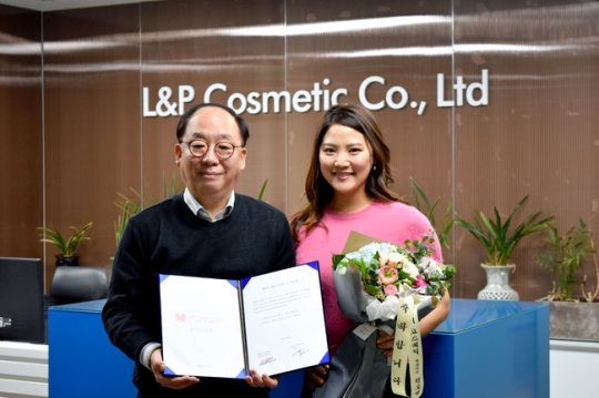 권오섭 엘앤피코스메틱 대표(왼쪽)와 유소연