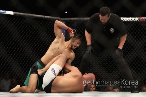 쓰러진 BJ 펜(오른쪽)에게 파운딩 펀치를 가하는 야이르 로드리게스(왼쪽). ⓒGettyimages이매진스