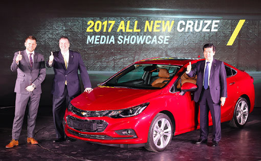 올 뉴 크루즈와 함께 포즈를 취하고 있는 제임스 김 한국지엠 사장(맨 오른쪽), 데일 설리번 한국지엠 영업서비스마케팅부문 부사장(사진 왼쪽에서 두 번째), 스튜어트 노리스 한국지엠 디자인센터 전무(사진 맨 왼쪽). 사진제공｜한국지엠