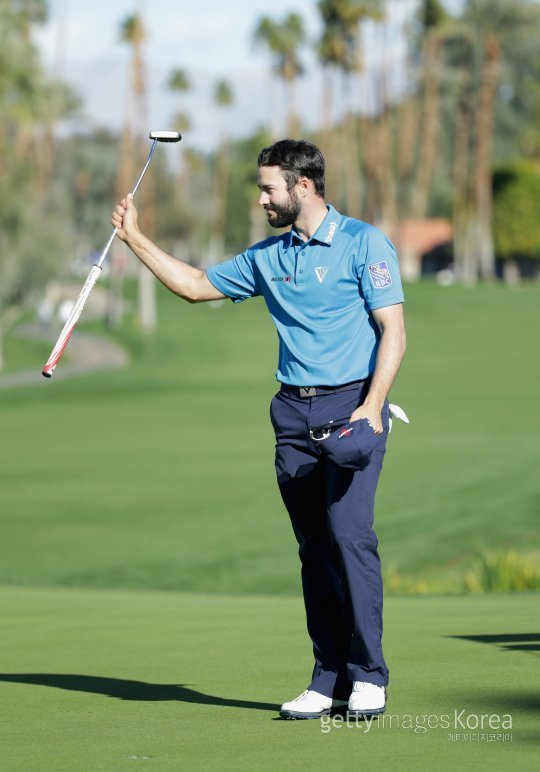 무명 골퍼 애덤 헤드윈이 22일(한국시간) 미국 캘리포니아 주 라킨타 PGA웨스트 골프장에서 열린 PGA 투어 커리어빌더 챌린지 3라운드에서 역대 9번째 50타대 타수를 적어내며 첫 우승에 한 발 다가섰다. 버디만 13개 골라내며 13언더파 59타를 기록한 헤드윈이 18번홀에서 퍼트를 마친 뒤 팬들에게 인사하고 있다. 사진=ⓒGettyimages이매진스