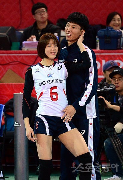 ‘NH농협 2016~2017 V리그’ 올스타전이 22일 천안유관순체육관에서 열렸다. K스타 이다영이 공격 득점에 성공한 후 V스타 황택의와 춤을 추고 있다. 천안 | 김종원기자 won@donga.com