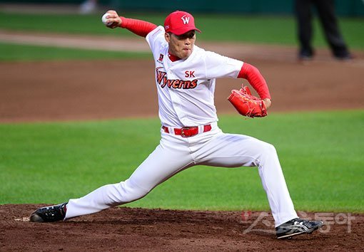 SK 사이드암투수 김주한은 입단 첫 시즌이던 지난해 ‘순수 신인’으로선 드물게 1군에서 팀의 주축 불펜투수로 활약했다. 첫 승보다 1군 콜업이 더욱 기억에 남는다는 그는 “1군에서 살아남겠다”는 각오를 밝혔다. 스포츠동아DB