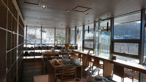 자녀와 함께 숲 속에서 휴식과 힐링을 즐길 수 있는 강원랜드의 ‘하이원 북카페’의 2층 전망서가 모습. ‘하이원 북카페’는 천혜의 입지조건을 활용한 자연친화적인 공간을 특징으로 한다. 사진제공｜강원랜드