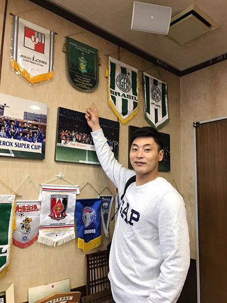 편안한 현실에 안주하는 대신, 스스로에 자극을 주기 위해 J리그 가시마 앤틀러스로 이적한 전북현대 출신 수문장 권순태가 새 소속 팀 클럽하우스를 둘러보다 전북 패넌트를 가리키며 환하게 웃고 있다. 사진제공 ｜ HBR SPORTS