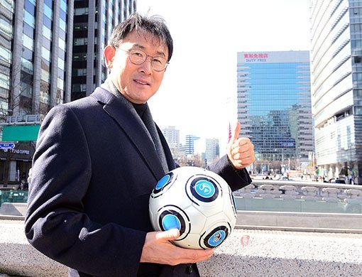 윤덕여 감독이 이끄는 여자축구대표팀은 4월 3일부터 11일까지 북한에서 2018여자아시안컵 예선 B조 경기를 치른다. 인도, 홍콩, 우즈베키스탄은 객관적 전력상 한 수 아래의 상대들이지만, 북한은 껄끄럽기 그지없다. 더욱이 원정경기라 4월 남북대결은 우리 여자대표팀과 윤 감독의 부담감을 가중시킨다. 그러나 윤 감독은 “이제 북한을 이길 때도 됐다”며 필승의지를 드러냈다. 김진환 기자 kwangshin00@donga.com