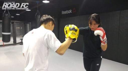 훈련 중인 천선유(오른쪽)