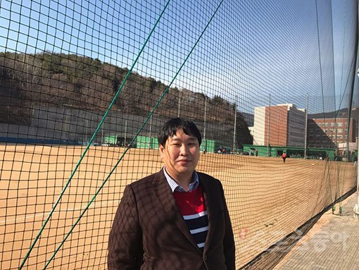 O2 S&M 이차호 대표는 롯데 이대호의 친형이다. 동생이 프로야구 최고의 타자로 성공가도를 달리는 동안 이 대표는 부산·경남지역의 사회인야구 전도사로 활동하며 야구사랑을 실천하고 있다. 이경호 기자 rush@donga.com