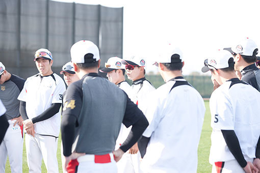 kt 주장 박경수(가운데)가 5일(한국시간) 미국 애리조나 투산에서 열리고 있는 스프칭캠프 훈련 도중 선수들을 불러놓고 이야기를 나누고 있다. 사진제공 | kt