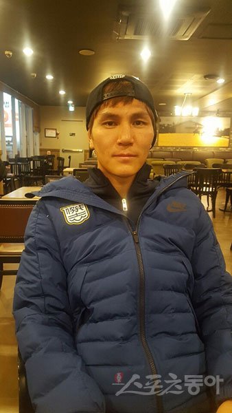 홍콩 키치SC 소속 수비수 김동진 스포츠동아와 인터뷰 중. 울산 | 최용석 기자 gtyong@donga.com