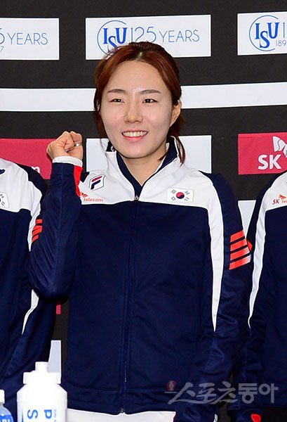 이상화는 2017 ISU 스피드스케이팅세계종목별선수권대회를 앞둔 6일 미디어데이에서 “올림픽 3연패 도전보다 우리나라에서 열리는 올림픽이라 더 뜻깊다”며 밝게 웃었다. 강릉 ｜ 김민성 기자 marineboy@donga.com