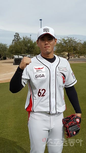 kt의 신예 마무리투수인 김재윤은 팀의 스프링캠프가 차려진 미국 애리조나 투산이 각별하기만 하다. 6년 전 아메리칸 드림을 품고 첫 발을 내딛은 땅이 바로 이곳이기 때문이다. 비록 유니폼은 그때와 다르지만 기회와 시련이 담긴 땅에서 다시금 꿈을 품겠다는 것이 그의 각오다. 투산(미 애리조나주) | 고봉준 기자 shutout@donga.com